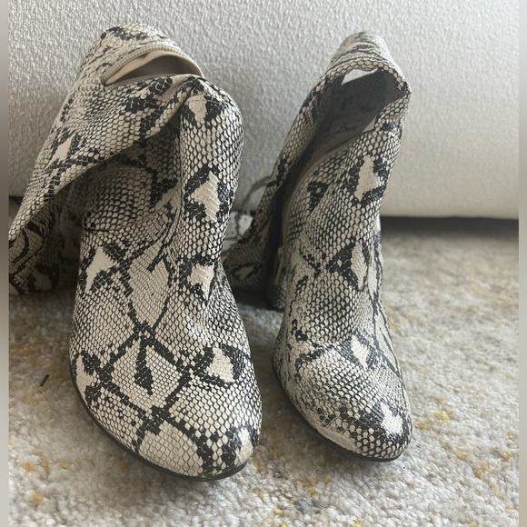 Thigh high snake skin boots - Picture 11 of 11